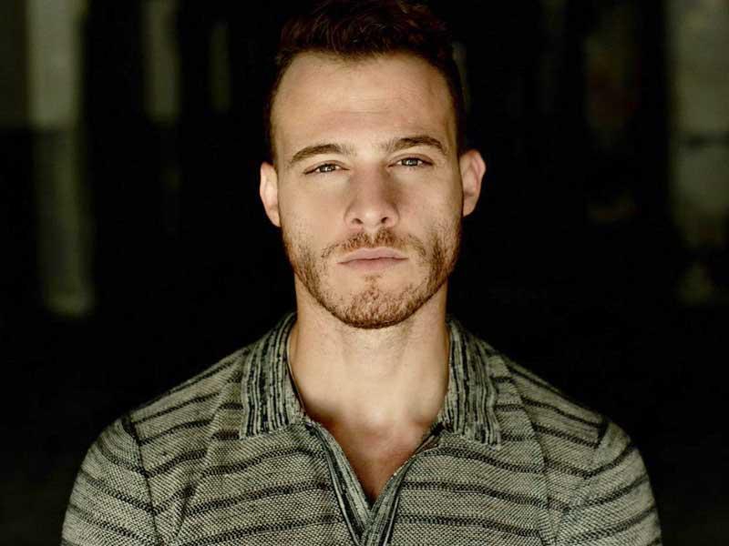 النجم التركي ​كرم بورسين​ 