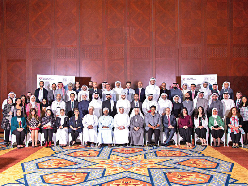 لقطة جماعية لخريجي البنك الوطني الكويتي في برنامج هارفارد