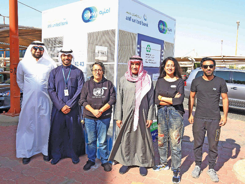 من اليسار: عيسى كرم وحمزة التيلجي من البنك  الأهلي المتحد مع فريق مصنع أمنية