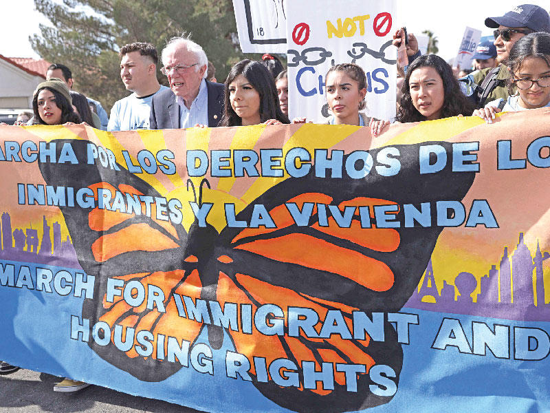 ساندرز خلال مسيرة مع أنصاره في مدينة نيفادا بلاس فيغاس أمس الأول (ا ف ب)