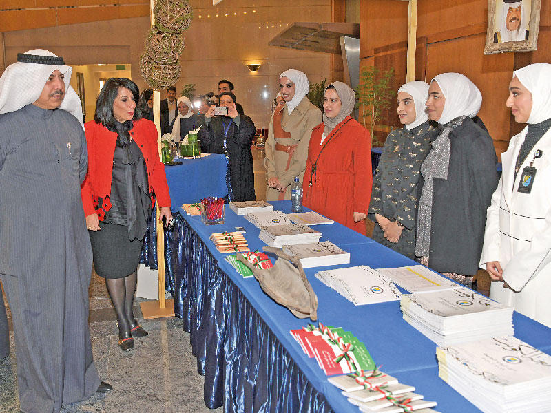 الظفيري خلال جولته في معرض القبول