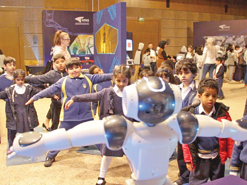أطفال يشاركون في مهرجان الروبوتات