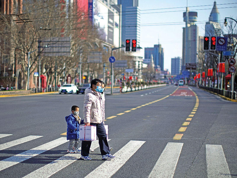 عائلة صينية تضع الأقنعة في شنغهاي أمس (رويترز)