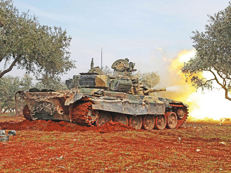 مقاتلون معارضون خلال مواجهات مع القوات النظامية السورية في إدلب أمس (أ ف ب)