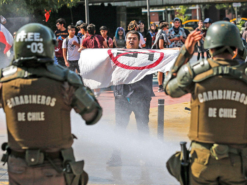 تظاهرات مؤيدة ومناهضة لتغيير الدستور في تشيلي
