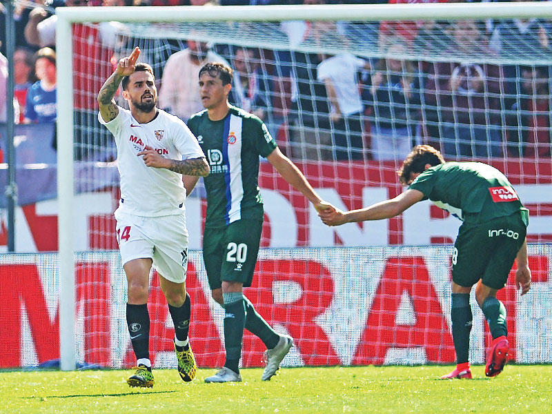 سوسو نجم إشبيلية يحتفل بهدفه