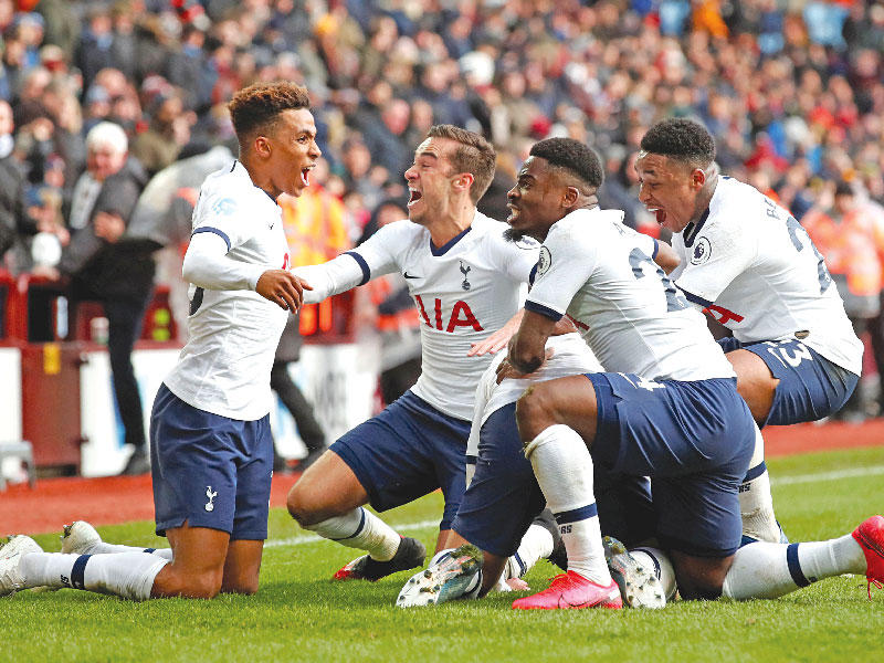 سون مين يحتفل بهدفه في مرمى أستون فيلا