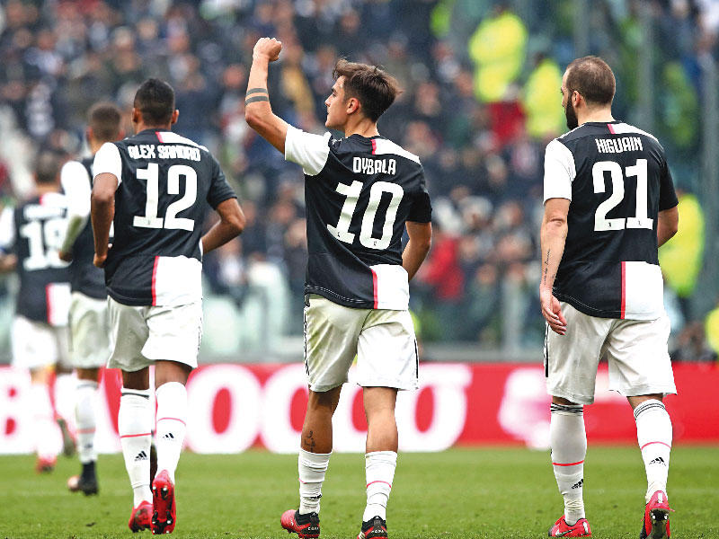 ديبالا نجم يوفنتوس يحتفل بهدفه في مرمى بريشيا