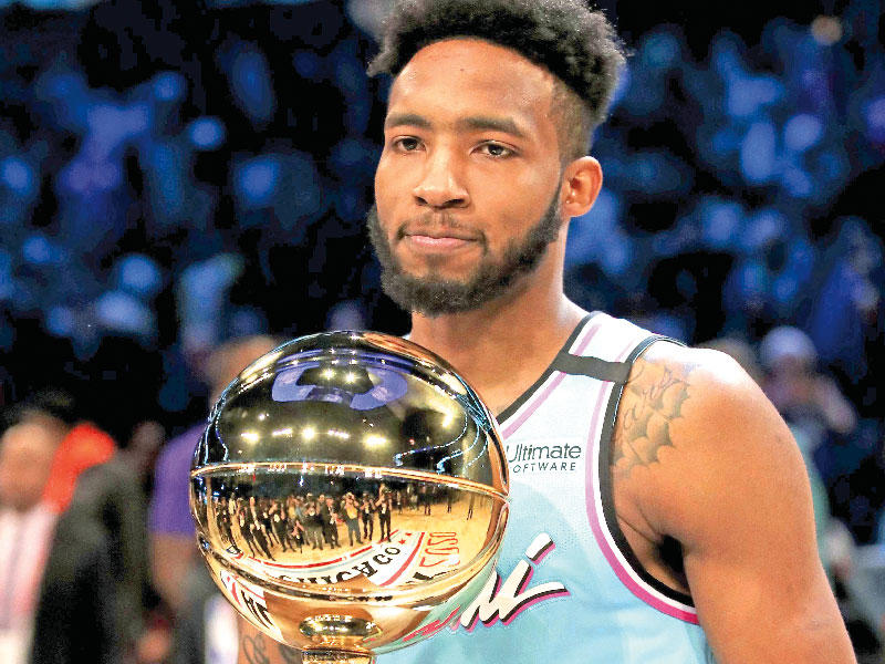 جونز يحمل كأس البطولة