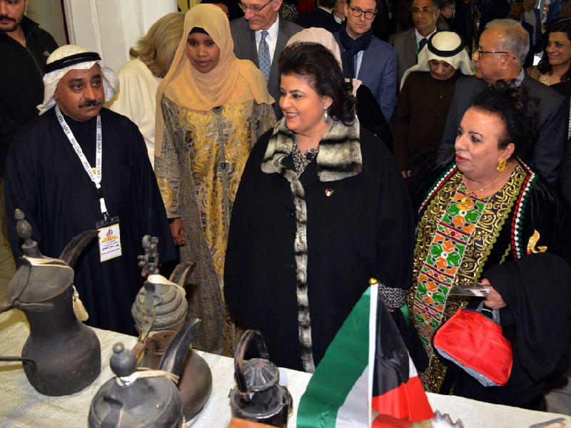 الشيخة هالة خلال جولتها في أقسام المعرض