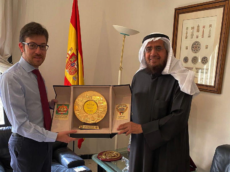 نائب رئيس بعثة السفارة الإسبانية في الكويت غييرمو دييث مستقبلا رئيس مجلس إدارة  جمعية احياء التراث الاسلامي طارق العيسى.