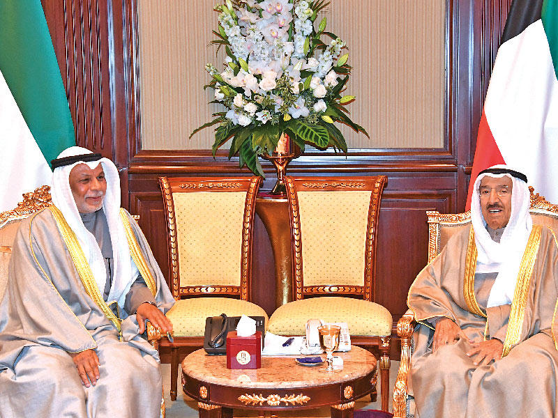 صاحب السمو أمير البلاد الشيخ صباح الأحمد مستقبلاً  رئيس المجلس الأعلى للقضاء، رئيس محكمة التمييز، رئيس المحكمة الدستورية المستشار يوسف المطاوعة، أمس