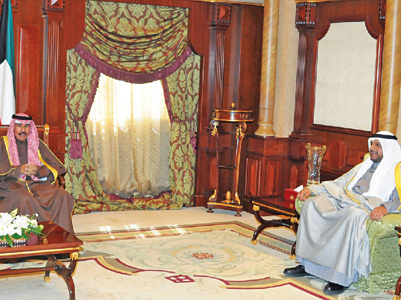 سمو ولي العهد الشيخ نواف الأحمد خلال استقباله نائب رئيس مجلس الوزراء وزير الدفاع الشيخ أحمد المنصور أمس
