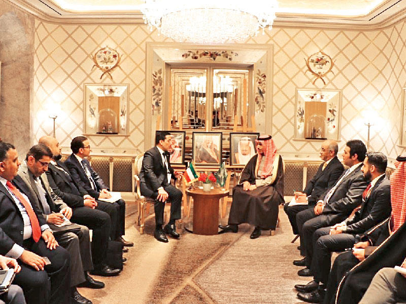  وزير الخارجية الشيخ د. أحمد الناصر خلال لقائه نظيره السعودي