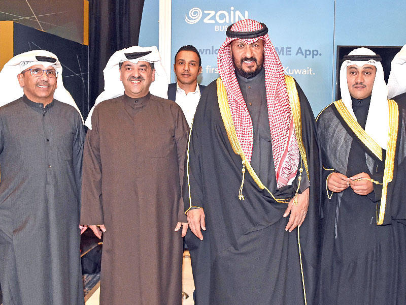 طلال الخالد يتوسط الخرافي والخشتي في جناح «زين» بالمعرض 