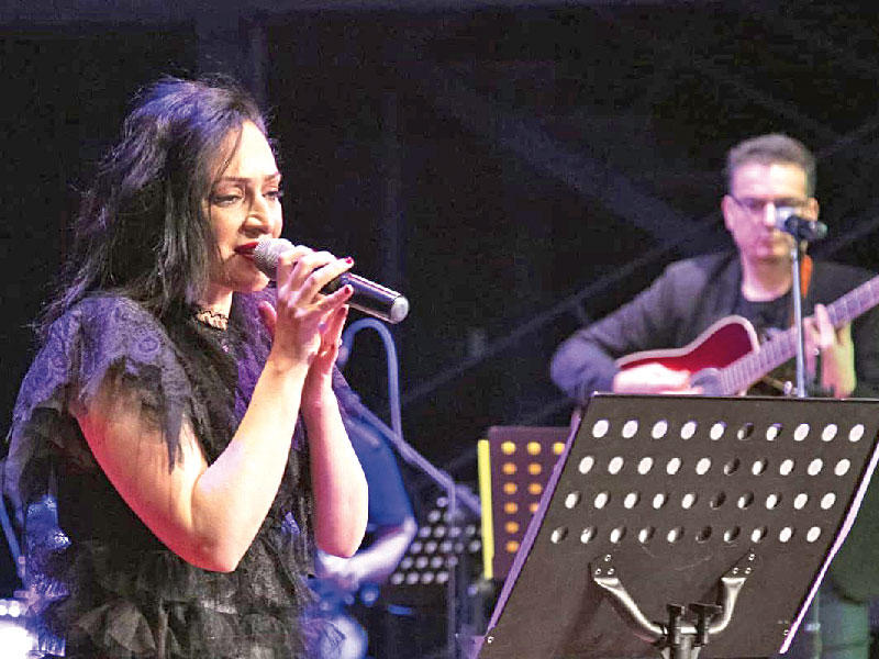 المطربة سناء ساسي خلال الحفل