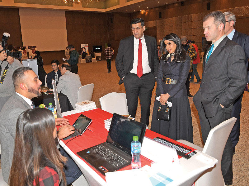 جانب من الجولة في المعرض السنوي للدراسة في المملكة المتحدة لسنة 2020 الذي نظمه المجلس الثقافي البريطاني في الكويت