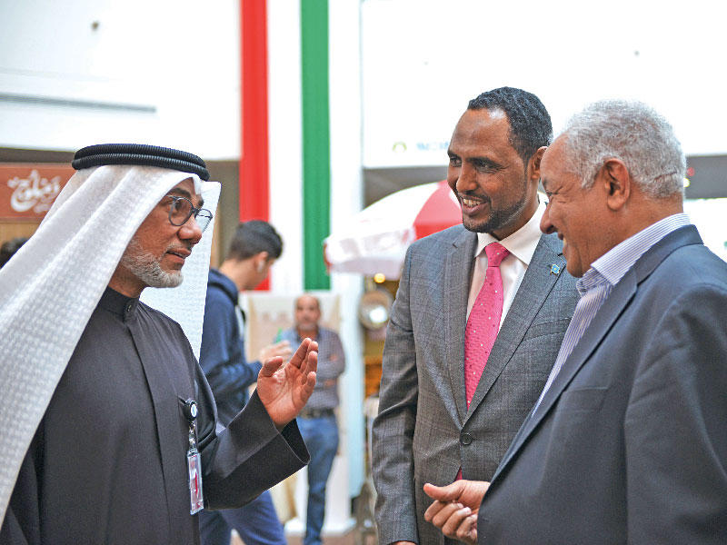 رئيس جامعة الخليج للعلوم والتكنولوجيا (GUST) د. وليد صالح بوحمرا والدكتور غانم النجار في حديث خلال فعالية الاحتفال بعيدي الاستقلال والتحرير