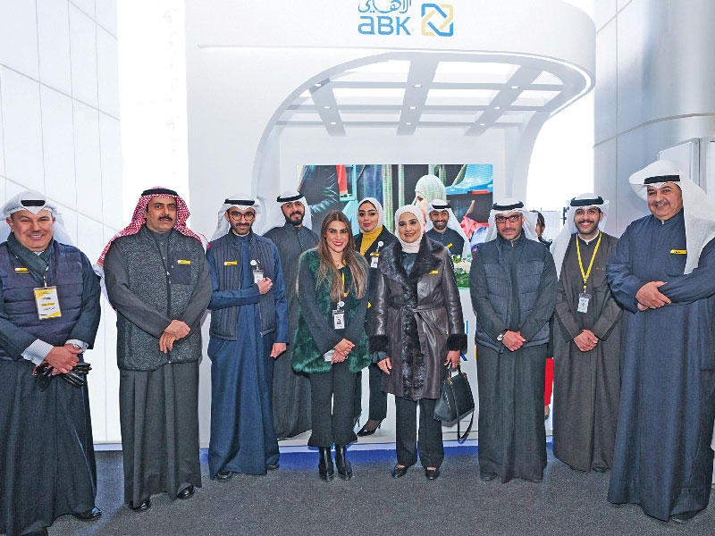 مريم العقيل ومسؤولو الهيئة العامة للقوى العاملة مع موظفي البنك خلال المعرض