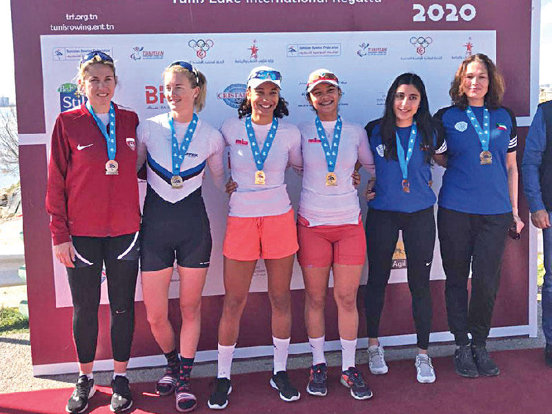 لاعبتا المنتخب الوطني للتجديف، فَيّ الملا، وسيفيتلافيا تراتوفا على منصة التتويج