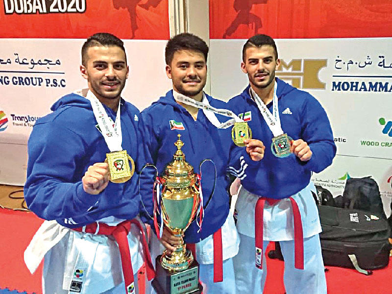 لاعبو  منتخبنا الوطني للكاتا جماعي كراتيه الكاتا يحملون الكأس والميدالية الذهبية