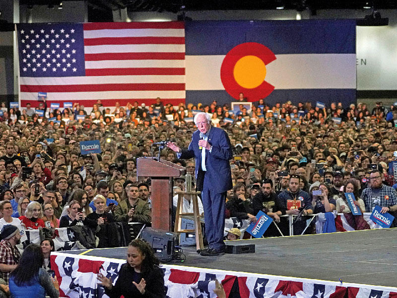ساندرز خلال تجمع انتخابي في دنفر أمس الأولt (رويترز)