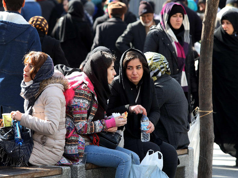 إيرانيون يتناولون الطعام في البازار الكبير في طهران (أ ف ب)