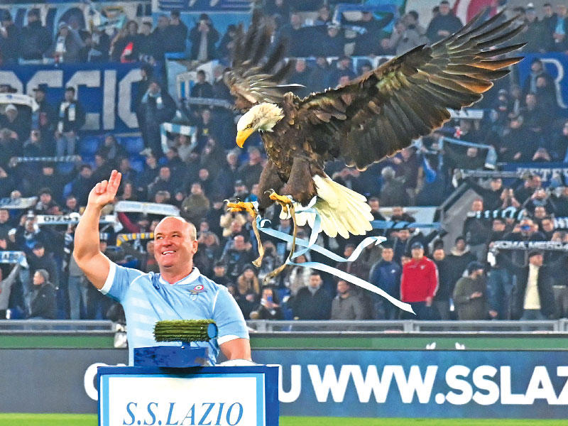 نسر لاتسيو وتعويذة الفريق خلال استعراض قبل مباراته مع انتر ميلان