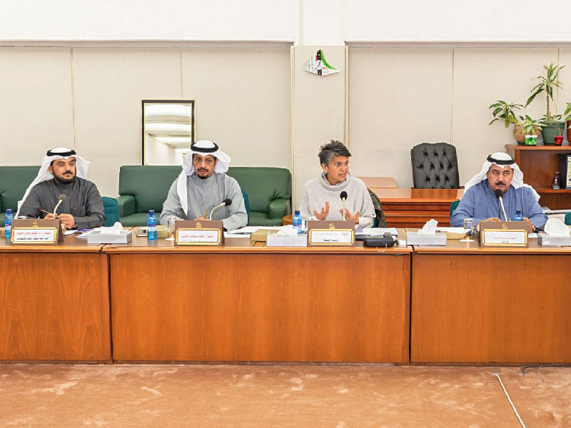 أعضاء اللجنة المالية البرلمانية في اجتماع سابق