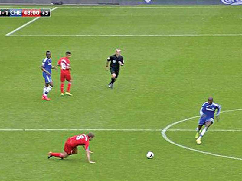 صورة تلفزيونية أرشيفية لسقطة ستيفن جيرارد الشهيرة