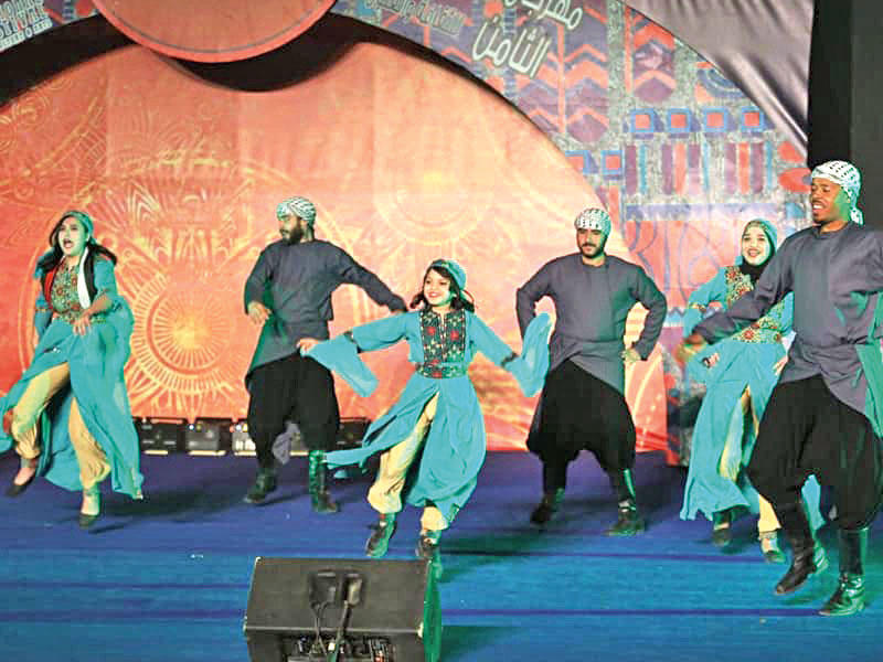 لوحة من الافتتاح من مهرجان أسوان الدولي الثامن للثقافة والفنون