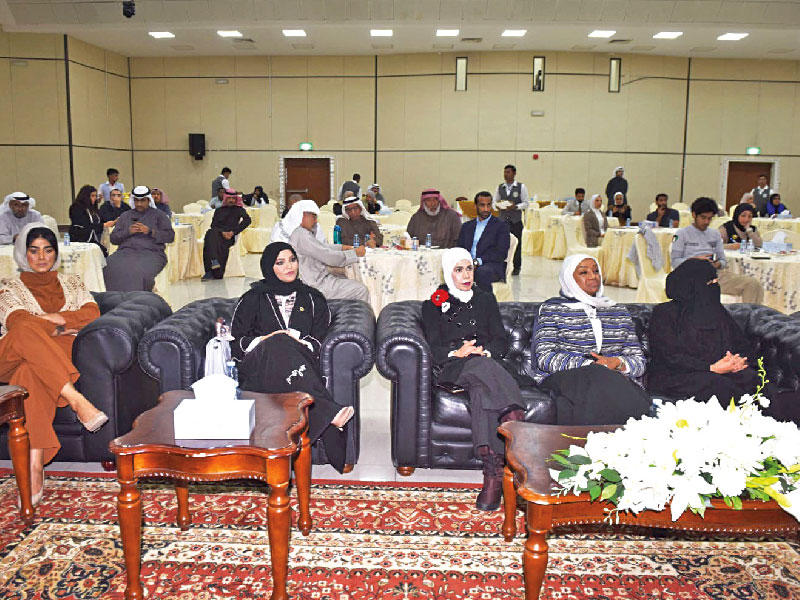 الوكيلة المساعدة لشؤون قطاع التنمية الاجتماعية في وزارة الشؤون الاجتماعية هناء الهاجري والعازمي والفضلي خلال الفعالية 