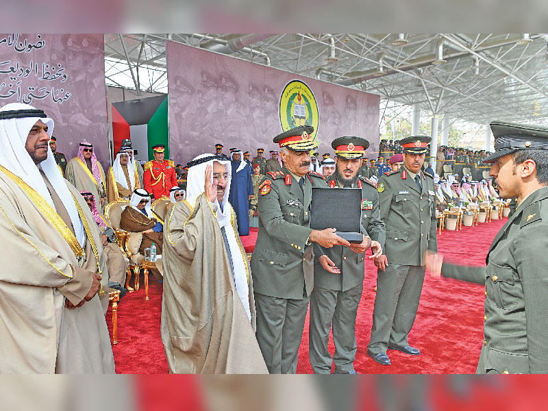 صاحب السمو امير البلاد الشيخ صباح الاحمد مبتسما خلال حفل تخريج الطلبة الضباط بالكلية العسكرية 