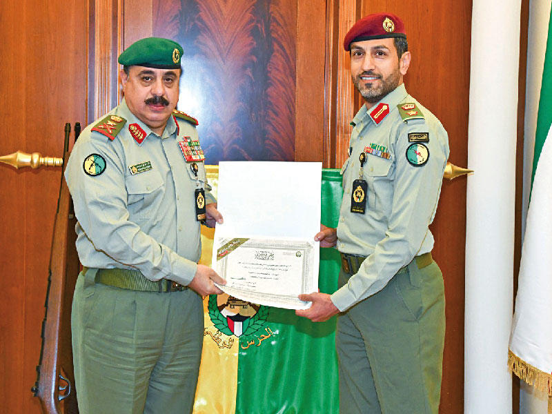 وكيل الحرس الوطني الفريق الركن هاشم الرفاعي مكرماً أحد المشاركين بدورة التفاوض في الأزمات ومحتجزي الرهائن