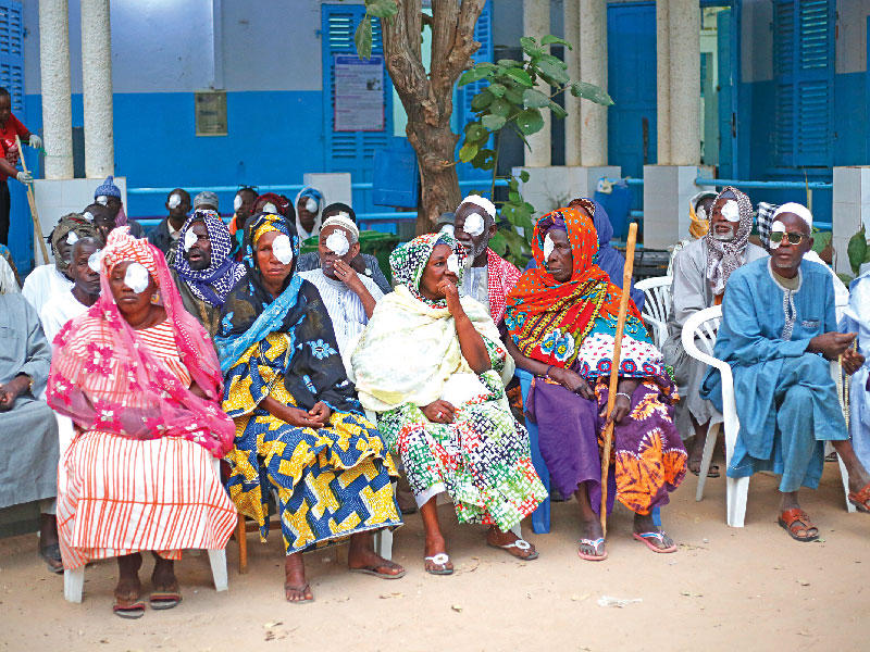 جانب من المستفيدين من العمليات الجراحية للعيون في السنغال التي نفذتها جميعة العون المباشر 