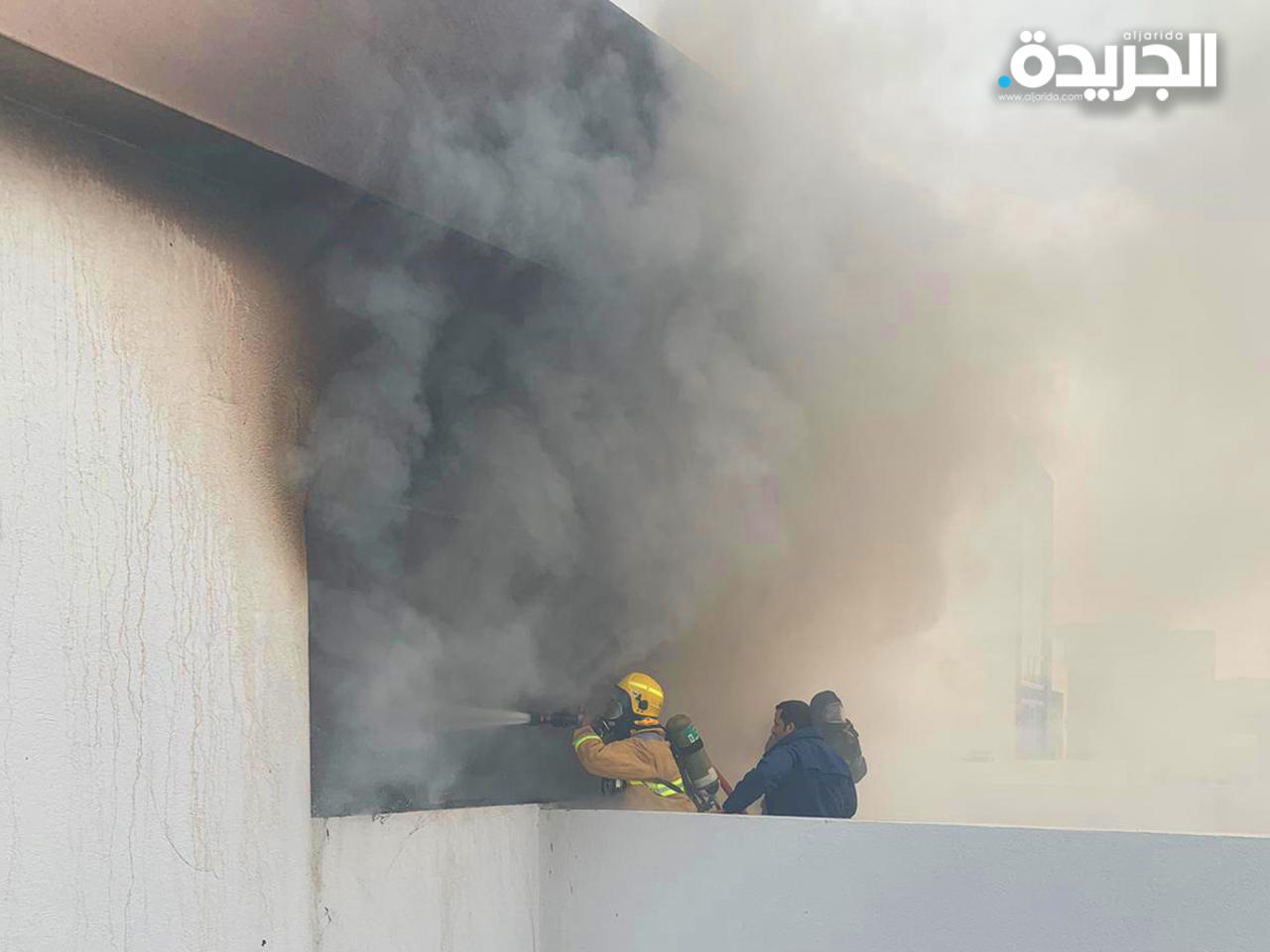 رجال الإطفاء يكافحون حريق الشاليه 