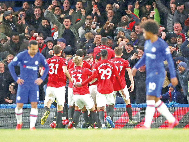 فرحة لاعبي مان يونايتد بعد إحراز الهدف الثاني