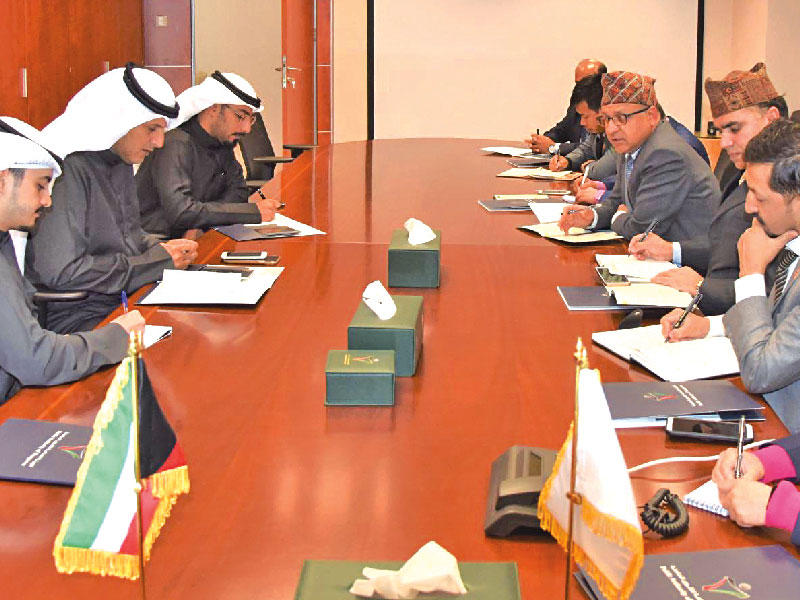 جانب من اجتماع  نائب مدير الهيئة العامة للقوى العاملة لشؤون قطاع حماية القوى العاملة، د. مبارك العازمي مع الوفد النيبالي