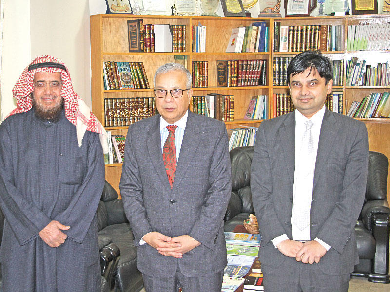 رئيس جمعية إحياء التراث الإسلامي طارق العيسى مستقبلاً سفير جمهورية باكستان الإسلامية لدى الكويت سجاد حيدر