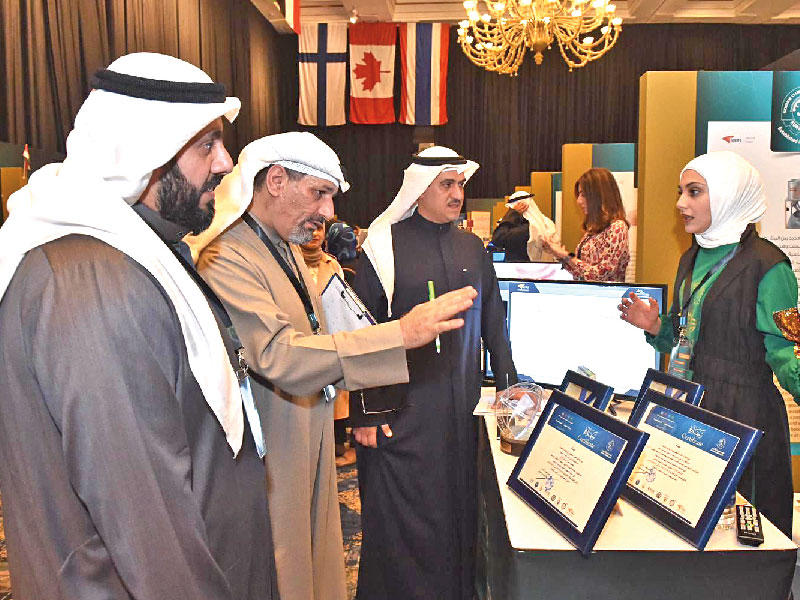 جانب من عمل هيئة المحكمين خلال تقييمهم للاختراعات المشاركة