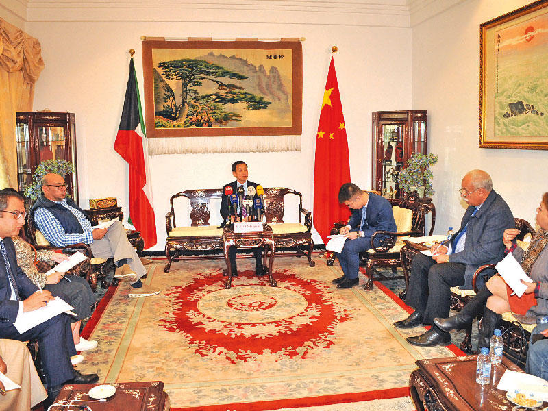 السفير الصيني لدى البلاد لي مينغ غانغ خلال المؤتمر الصحافي أمس