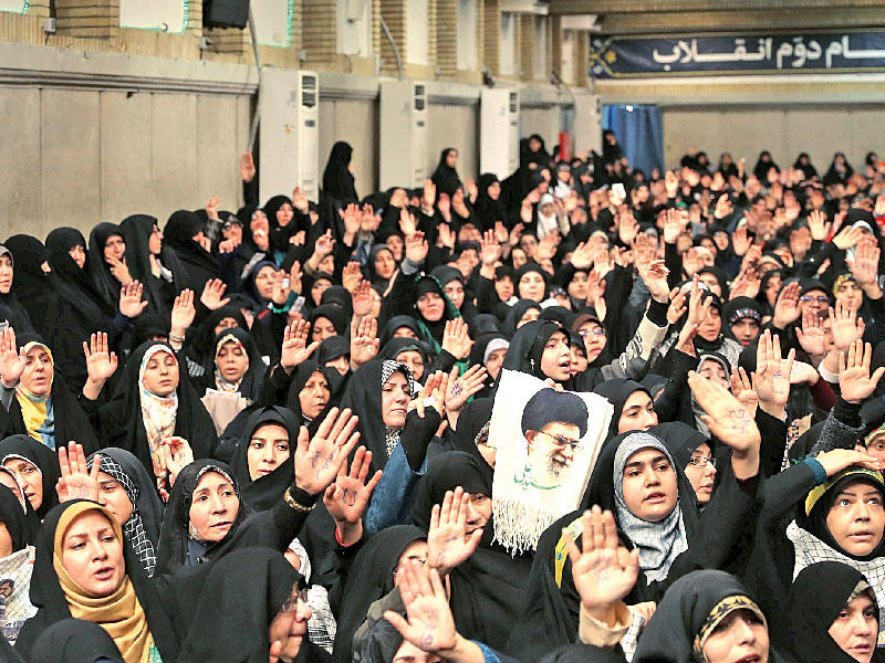 إيرانيات يستمعن لخامنئي خلال تجمع في طهران أمس (إرنا)