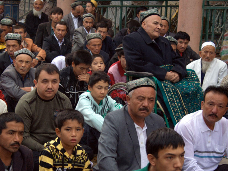 مسلمو الإيغور خلال احتجازهم من قبل السلطات الصينية