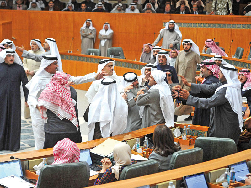 جانب من التشابك بين النواب في جلسة أمسt(تصوير عبدالله الخلف)