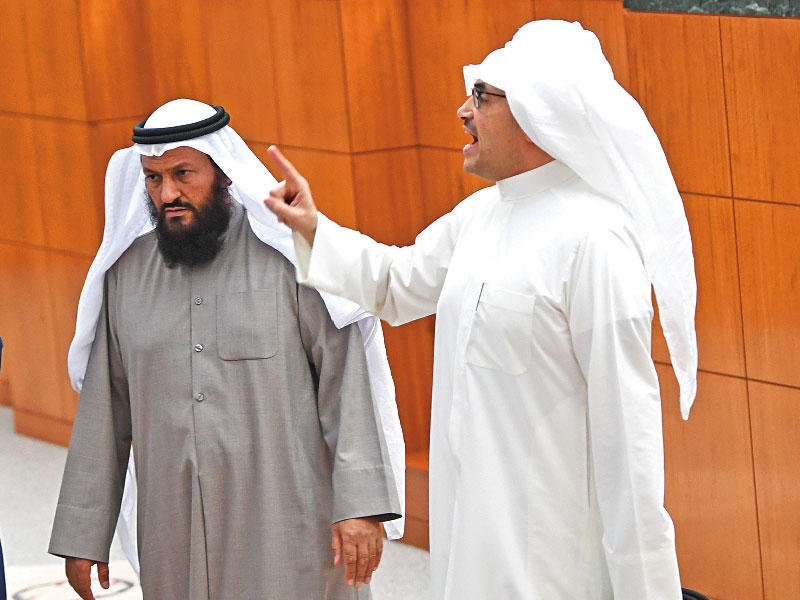 النائب محمد المطير مهدداً النائب فيصل الكندري (تصوير عبدالله الخلف)