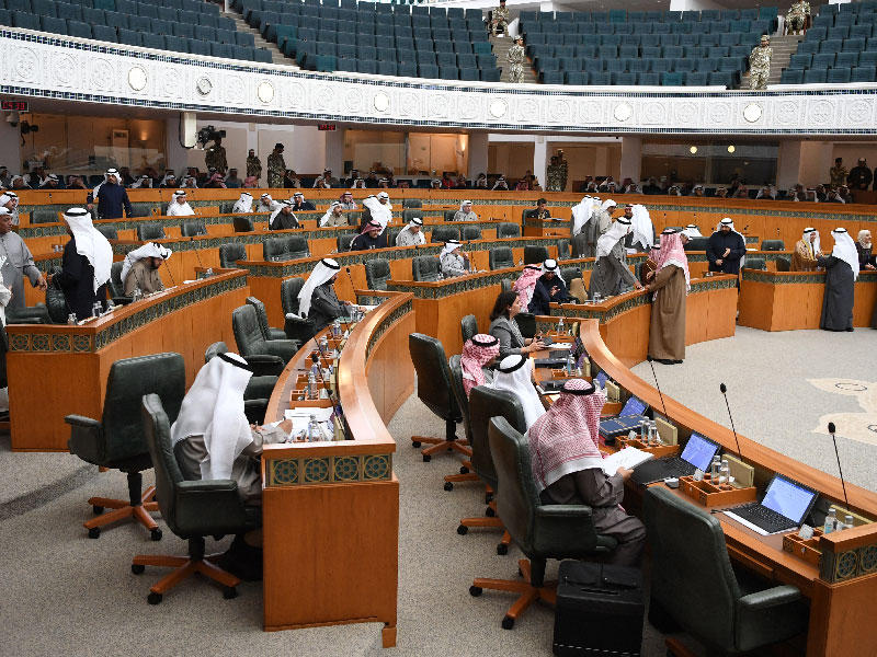 صورة من جلسة أمس