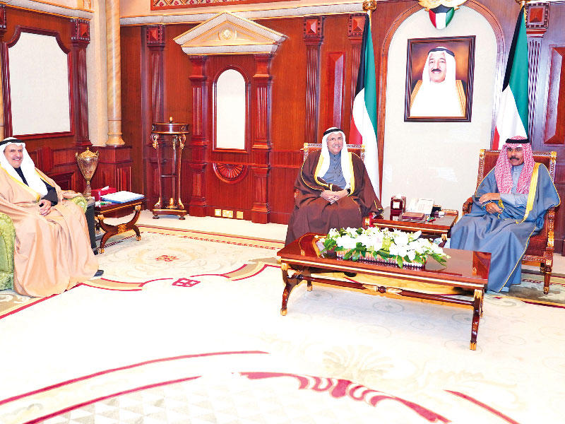  سمو ولي العهد الشيخ نواف الأحمد مستقبلاً رئيس مجلس إدارة بنك الكويت الوطني ناصر الساير والرئيس التنفيذي للمجموعة عصام الصقر أمس