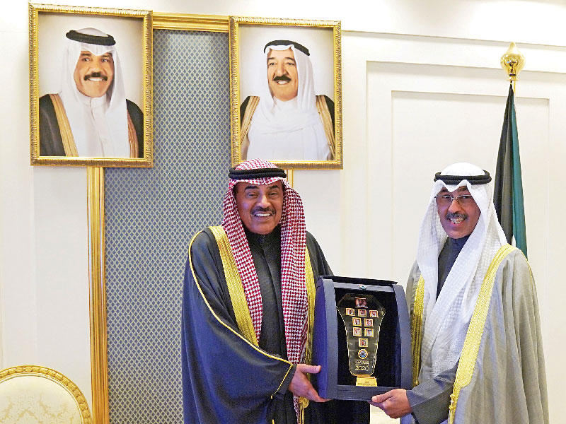 رئيس مجلس الوزراء سمو الشيخ صباح الخالد أثناء استقباله محافظ الأحمدي الشيخ فواز الخالد أمس