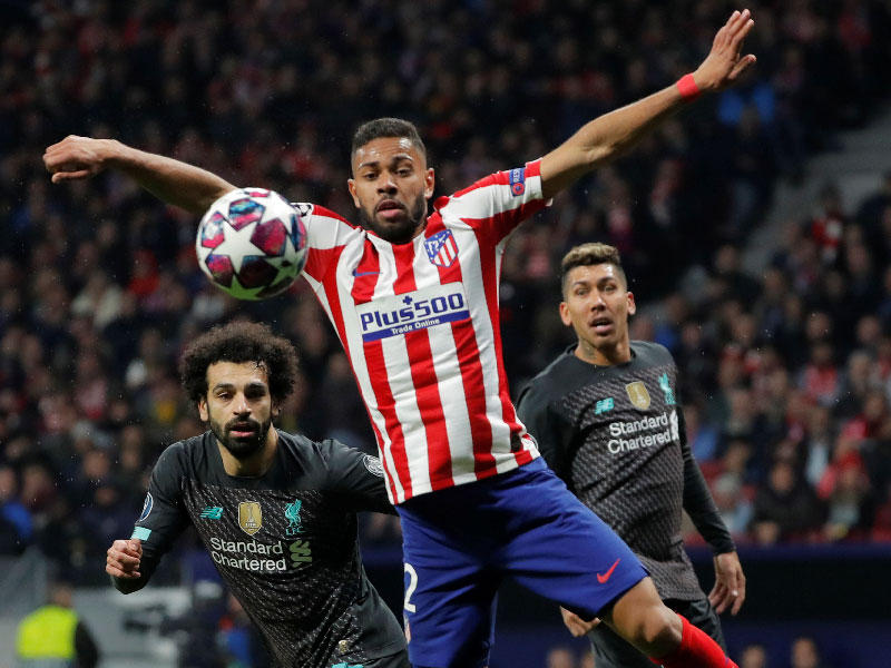 لودي نجم أتلتيكو ويبدو في الخلف فيرمينيو وصلاح نجما ليفربول