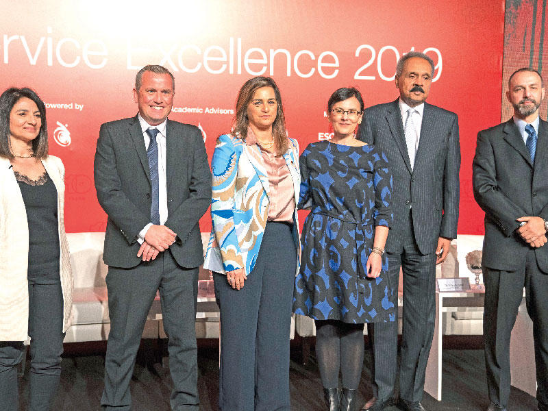 المدير العام لإدارة الخدمات المصرفية للأفراد بالبنك الأهلي ستيوارت لوكي أثناء ندوة سيرفس هيرو